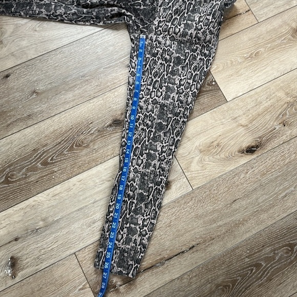 SPANX Jean-ish Snake Skin Print Jeggings Leggings Pants - Picture 11 of 13